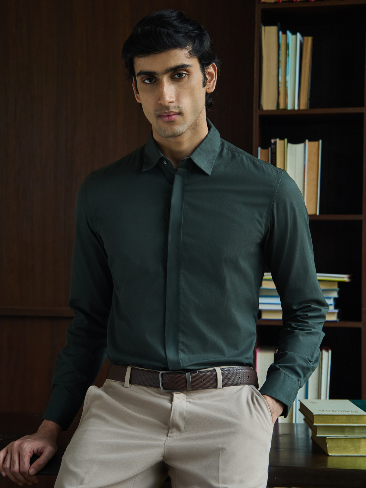 VINCENT-PINE GREEN REGULAR FIT PEACH FINISH COTTON SHIRT